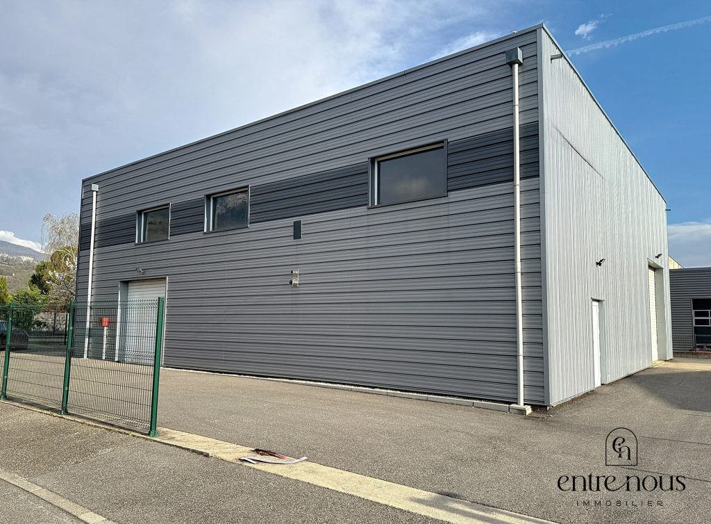ENTREPOT A VENDRE A CHAPAREILLAN DE 700m2