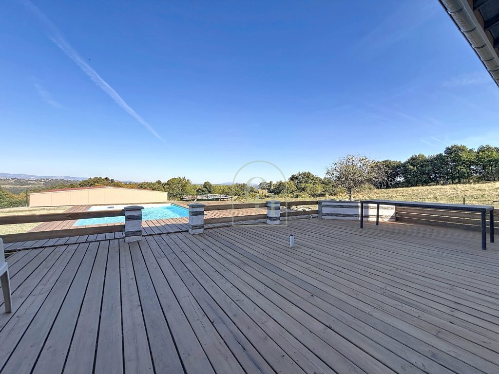 Propriété à vendre à Ternay de 216 m2 avec piscine et dépôt